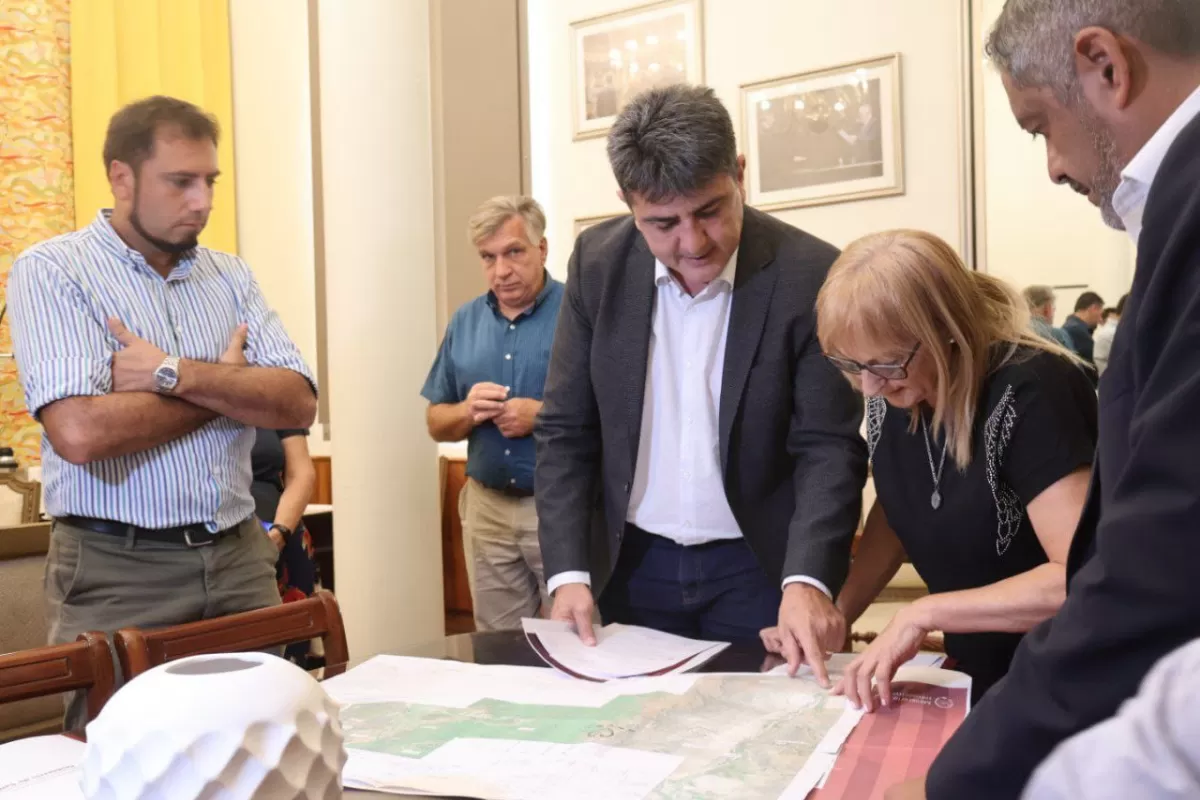 FIRMA DEL CONTRATO. El ministro Soria junto a representantes de la UTE. Foto de Prensa MOySP