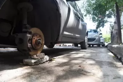 En tres minutos pueden robar una rueda del auto