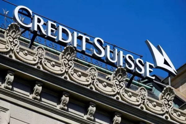 Caen las acciones de Credit Suisse y tambalean otros bancos europeos por la crisis financiera