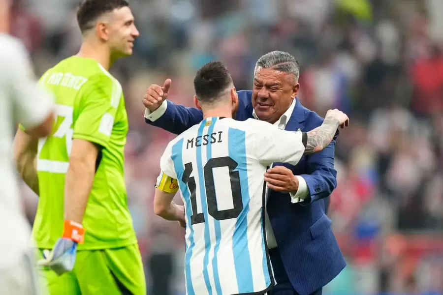 Chiqui Tapia, presidente de la AFA, junto a Lionel Messi durante los partidos de Qatar 2022.