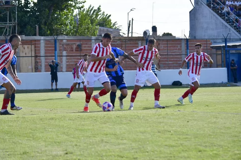 NADA PARA RESCATAR. Franco Meritello -que sería expulsado- lleva la pelota. San Telmo le dio otro cachetazo al “santo”. 