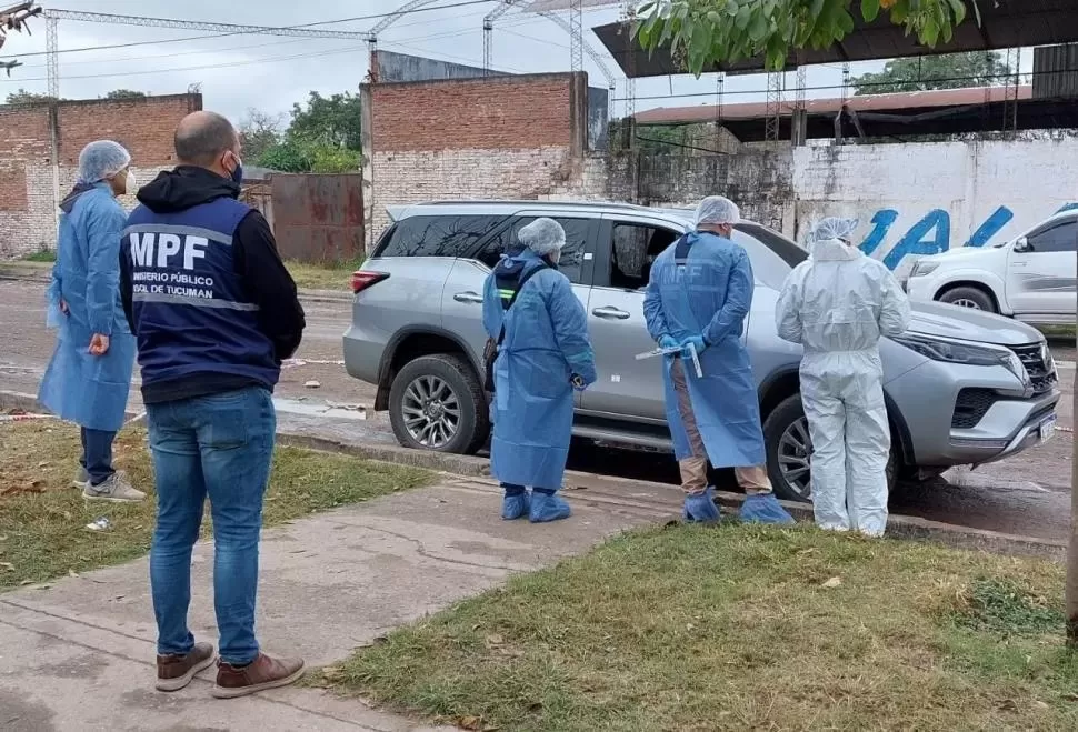 EN PLENA TAREA. Peritos del Ministerio Público Fiscal analizan la camioneta de Marcelo Peretti, el acusado del crimen de César Satle.  