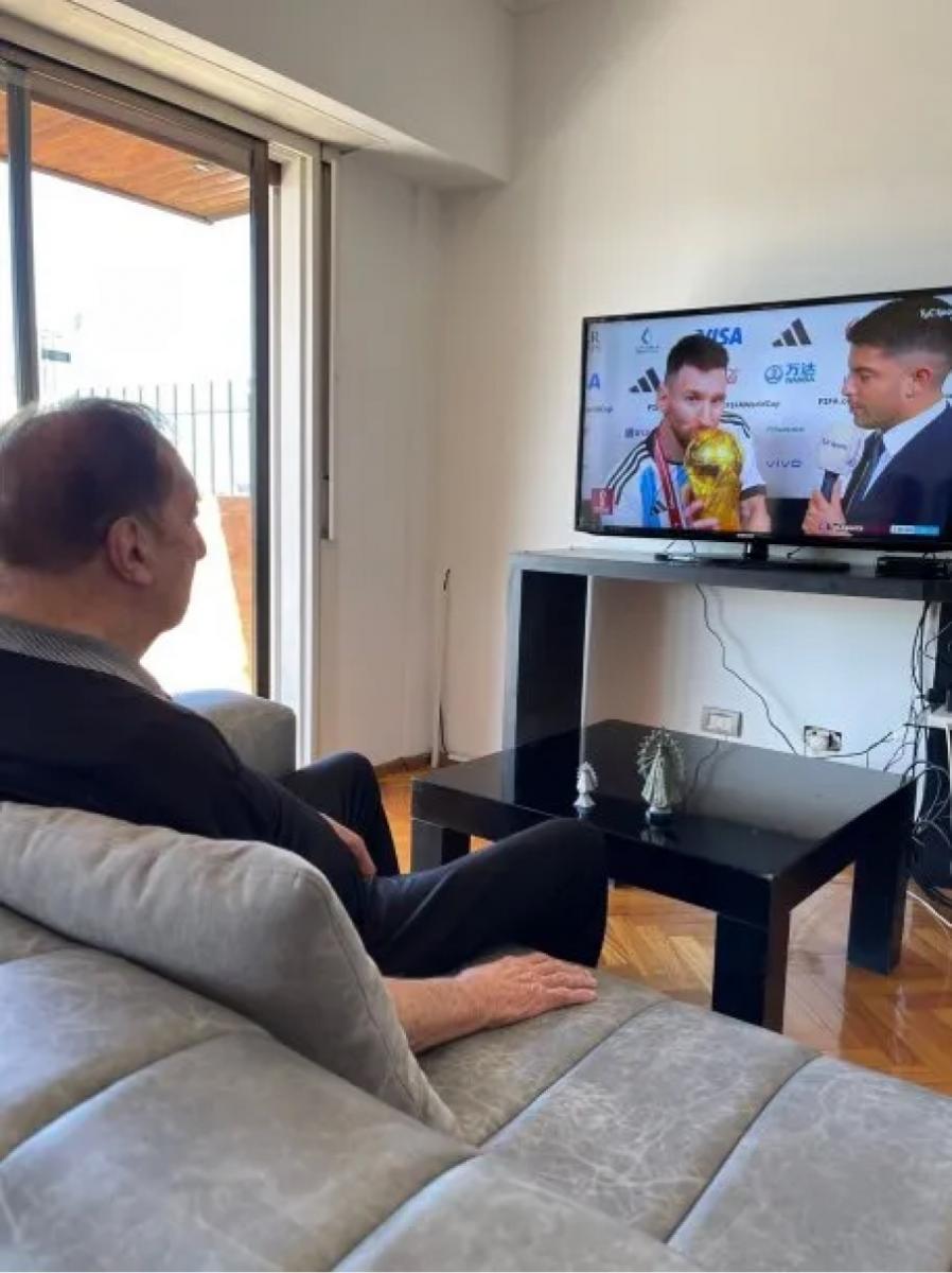 La imagen furor de Bilardo viendo a Lionel Messi levantar la Copa del Mundo.