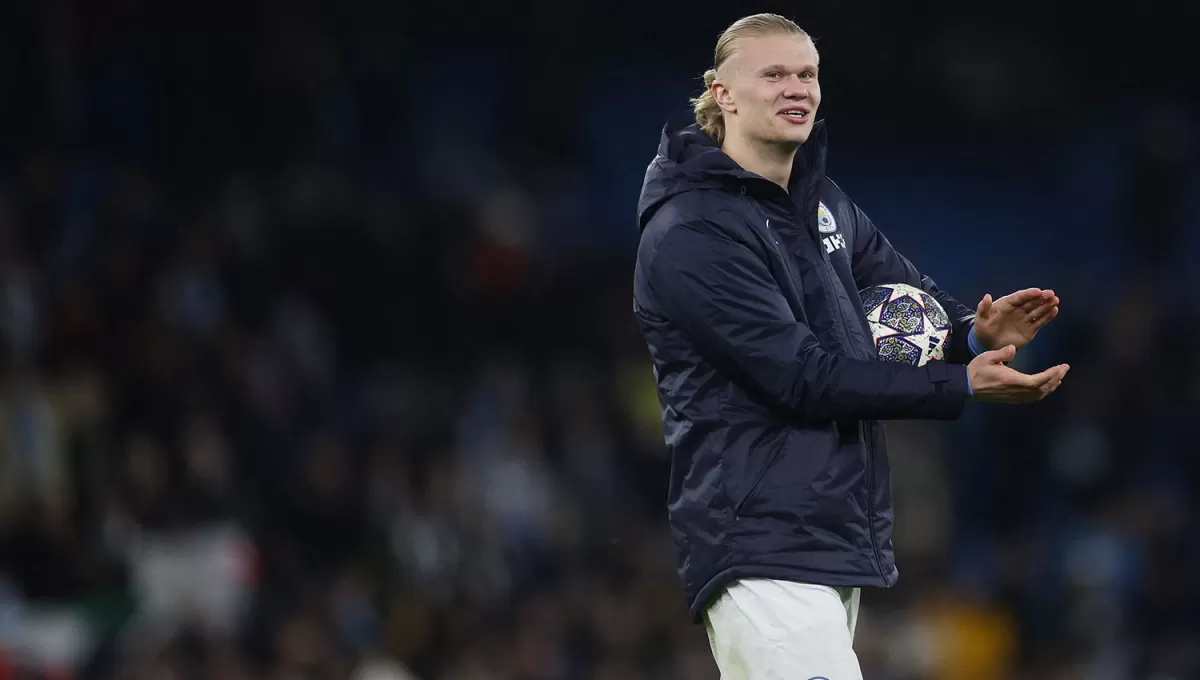 IMPARABLE. Erling Haaland se llevó la pelota después de anotar cinco goles ante RB Leipzig por la Champions. 