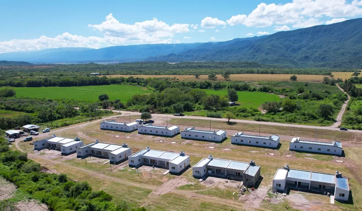 NUEVO BARRIO. Una decena de casas fueron entregadas hoy a sus propietarios en Ticucho. Otras 10 se continúan construyendo..