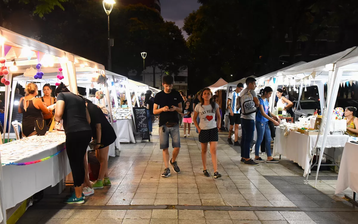 Ferias de artesanos en las plazas Urquiza y San Martín, y en el parque Avellaneda