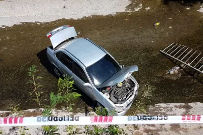 Un auto cayó al canal del Camino del Perú