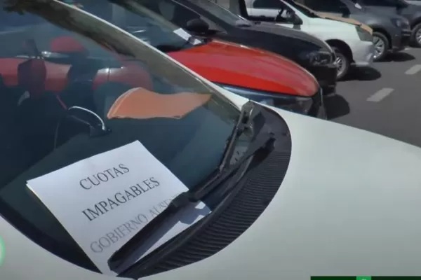 Comer o pagar el auto; el dilema que afrontan los ahorristas