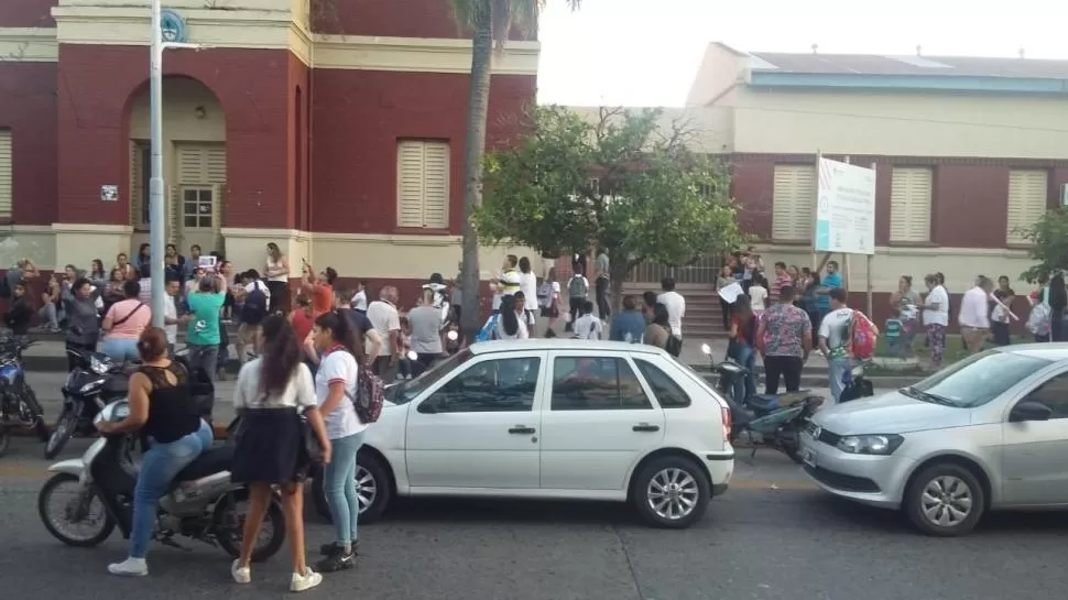 EL RECLAMO. Padres y estudiantes se dieron cita frente a la Uladislao Frías y no entraron a clase. 