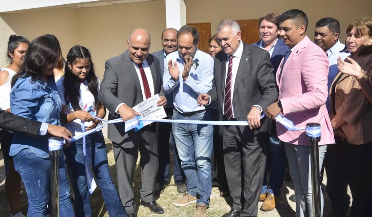 CORTE DE CINTA. el ministro de Desarrollo Territorial y Hábitat de la Nación, Santiago Maggiotti, entregó una decena de casas hoy en Tucumán, junto al gobernador, Juan Manzur, y junto al vicegobernador, Osvaldo Jaldo.