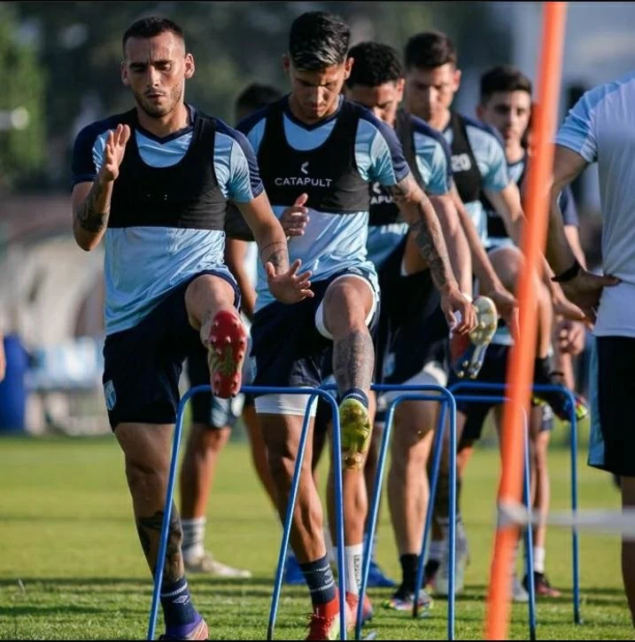 PUESTA A PUNTO. Renzo Tesuri encabeza la fila durante los trabajos en el complejo, lo sigue Matías Orihuela. 