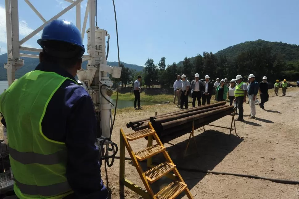 EN EL CADILLAL. Funcionarios observaron las zonas donde comenzarán las tareas de reparación de la presa 3, que es la que experimentó fisuras.  