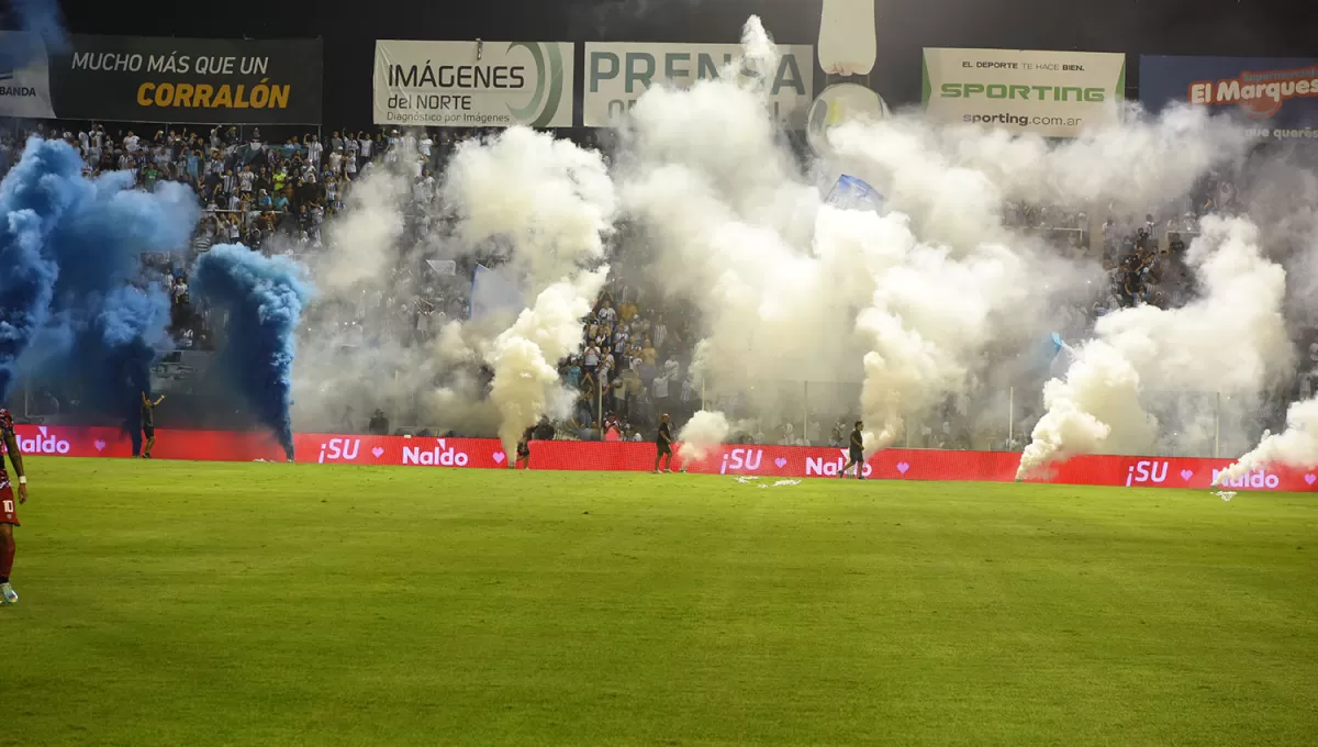 200 LATAS PARA PRODUCIR HUMO. Fueron adquiridas con el aporte de los hinchas y tiñeron todo de albiceleste.