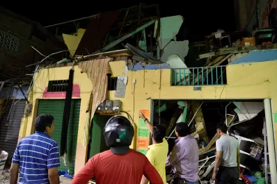 Llegan a 15 los muertos por el terremoto en Ecuador