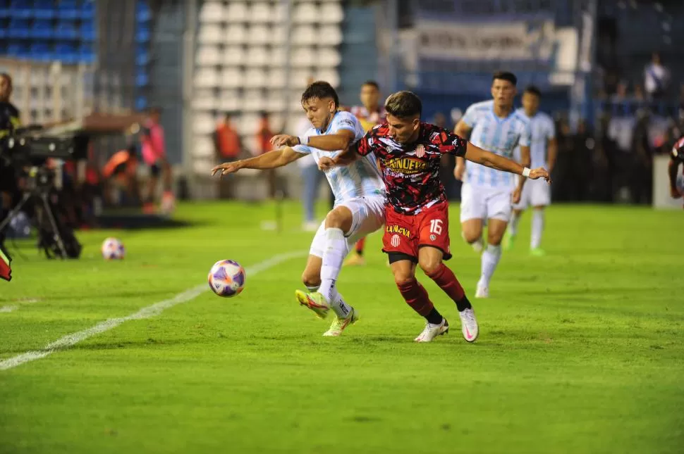 PRESIÓN. Maestro Puch intenta controlar la pelota, asediado por Francisco Álvarez. Al delantero lo pedían los hinchas. LA GACETA / FOTO DE dIEGO ARÁOZ