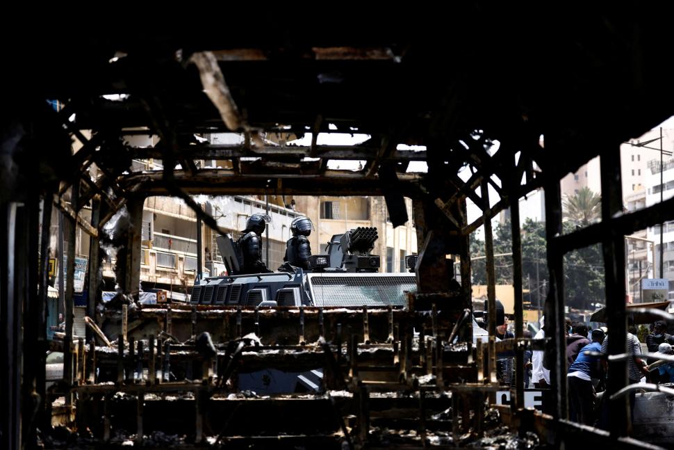 Fuerzas de seguridad de Senegal se movilizan en un vehículo blindado por las protestas de los seguidores del líder de la oposición detenido, Ousmane Sonko.