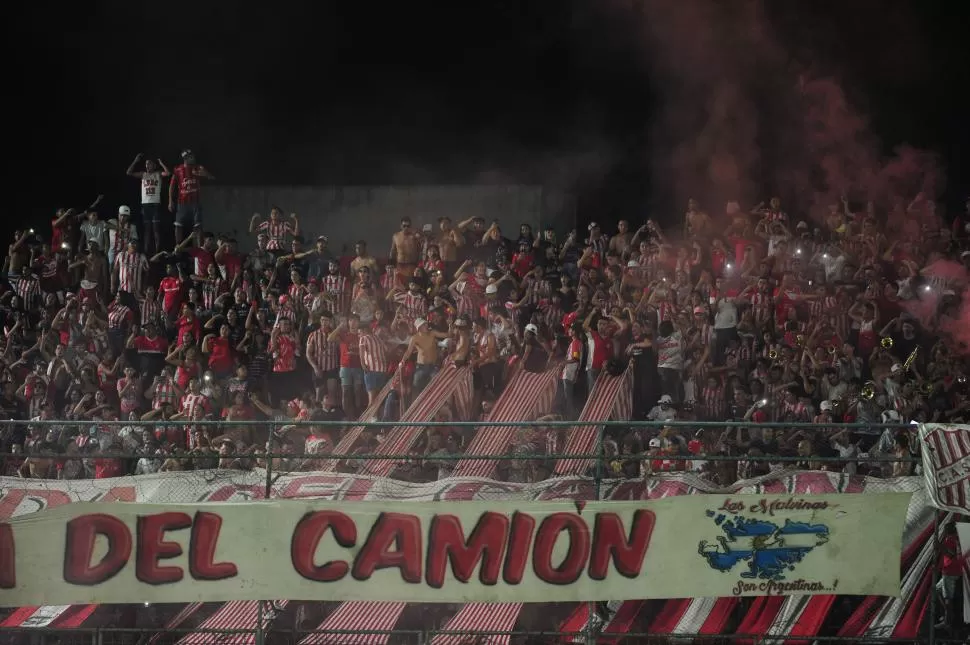 LOCURA “SANTA”. Los hinchas no pararon ni un segundo de alentar, entre trompetas y humo de color rojo.  