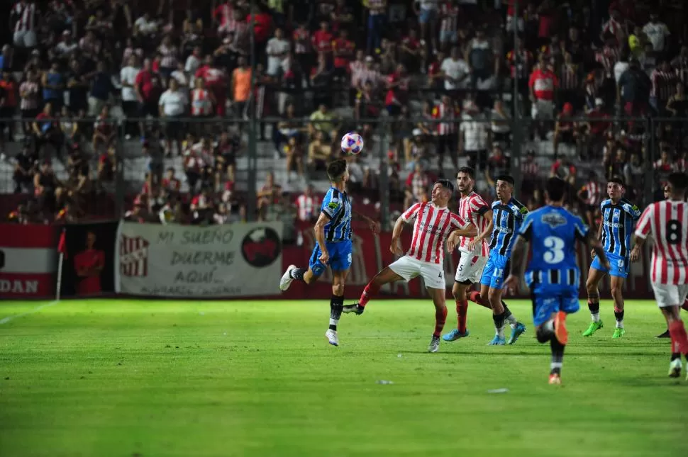 ¿DÓNDE ESTÁ LA PELOTA? Eso parece pensar Quilez. La imagen es un resumen de lo que le pasó al “santo” en el partido de ayer. Al equipo le volvió a faltar volumen de juego; pero al menos pudo sumar de a tres. 