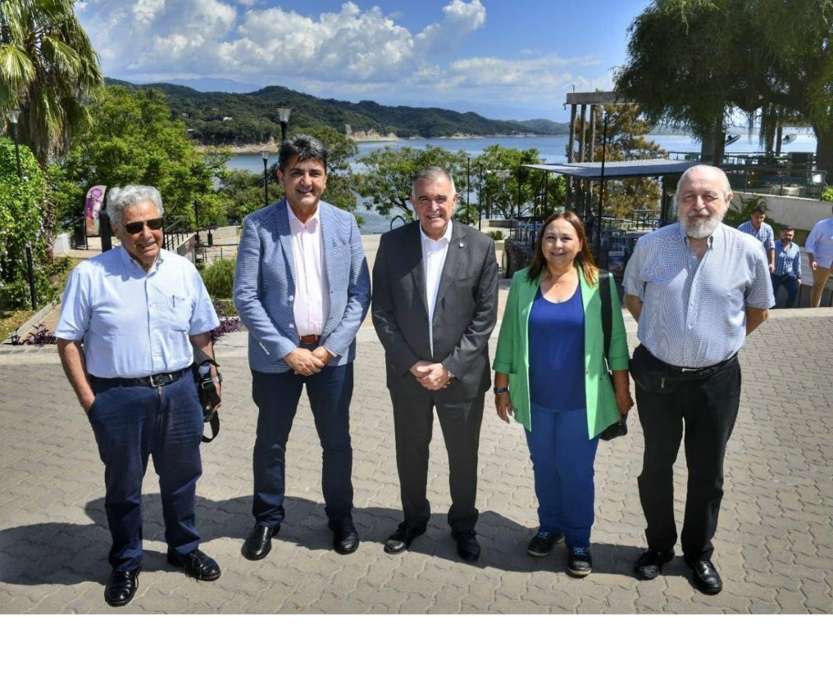 EN EL CADILLAL. Verdé (izquierda) participó del acto de inicio de obra junto a autoridades provinciales y del Orsep.