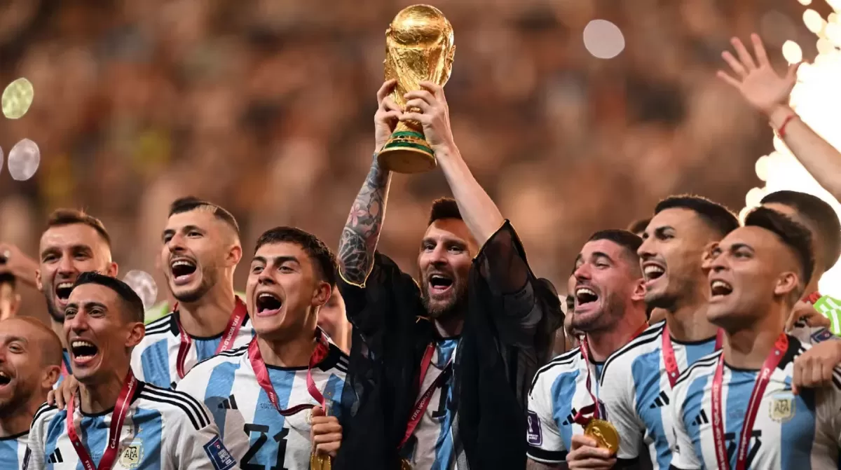 Lionel Messi alzando la Copa del Mundo en el estadio Lusail.