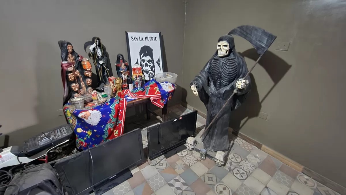 ALTAR A SAN LA MUERTE, EN UNA VIVIENDA NARCO DE TUCUMÁN. 