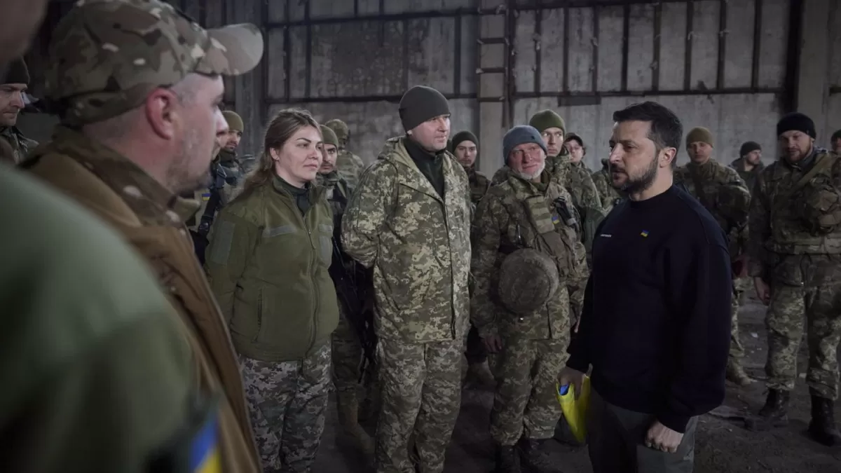 GUERRA RUSIA-UCRANIA. Zelensky visitó el frente de batalla en la ciudad de Bajmut. FOTO DE REUTERS.