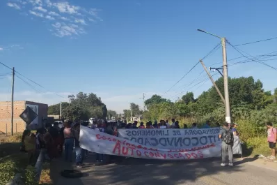Obreros autoconvocados del citrus realizan una protesta y un corte en Camino del Perú