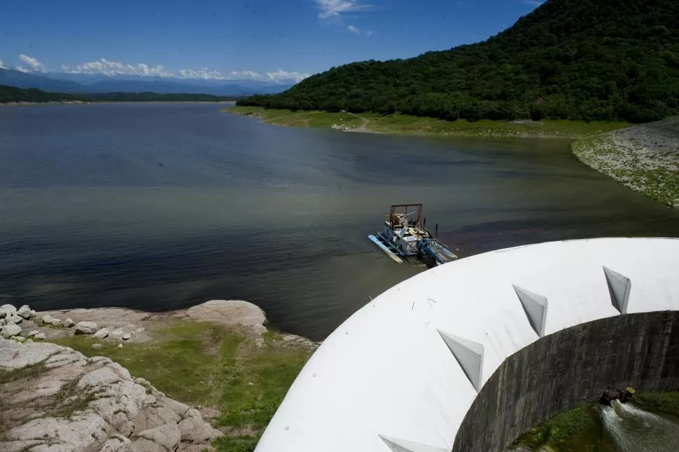 El agua, escasa y desperdiciada