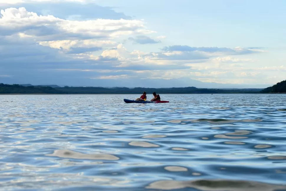 PASEO EN KAYAK. Dos navegantes por las aguas del Cadillal.