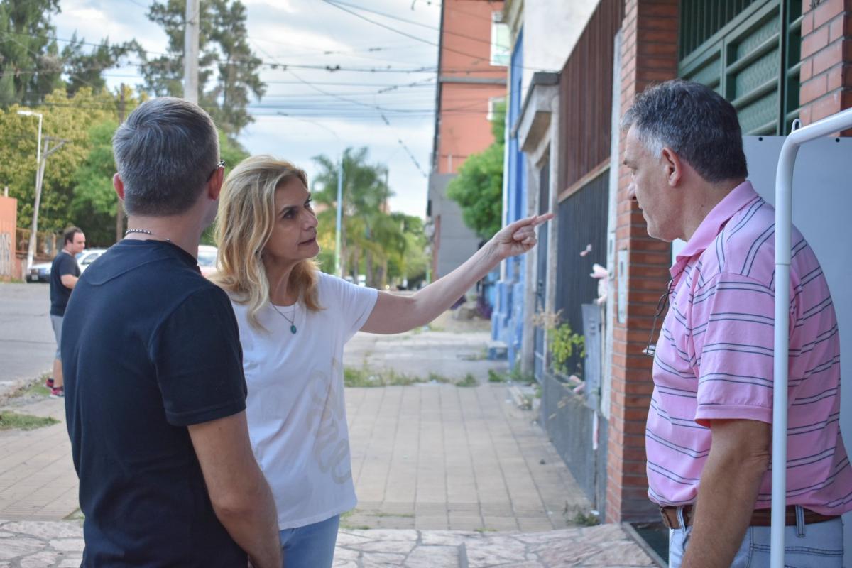 EN LAPRIDA AL 1.000. Silvia Elías de Pérez, en un recorrido por la capital.