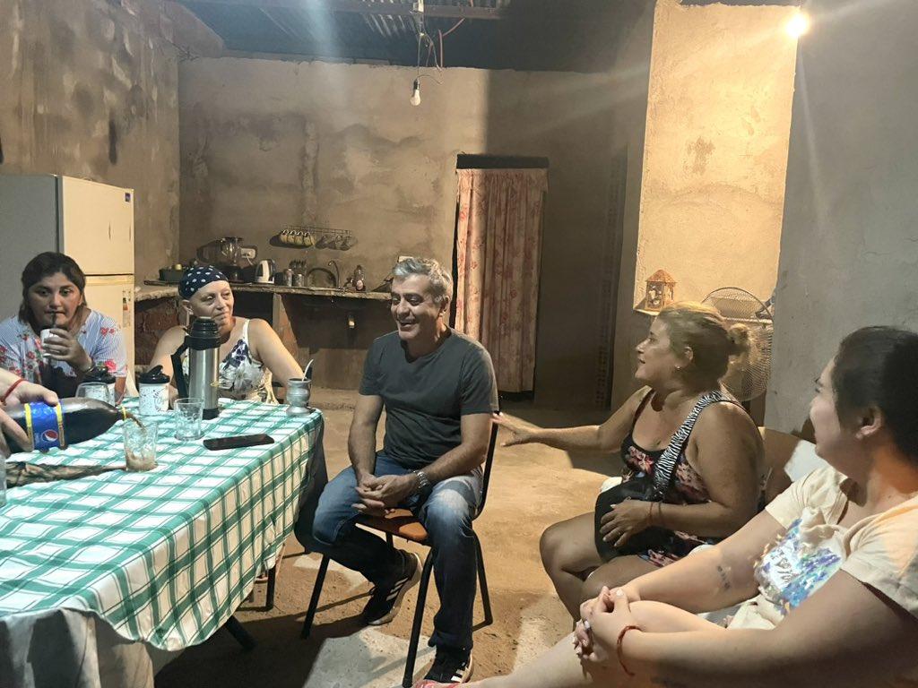 EN VILLA LUJÁN. El radical José Cano dialoga con vecinos.