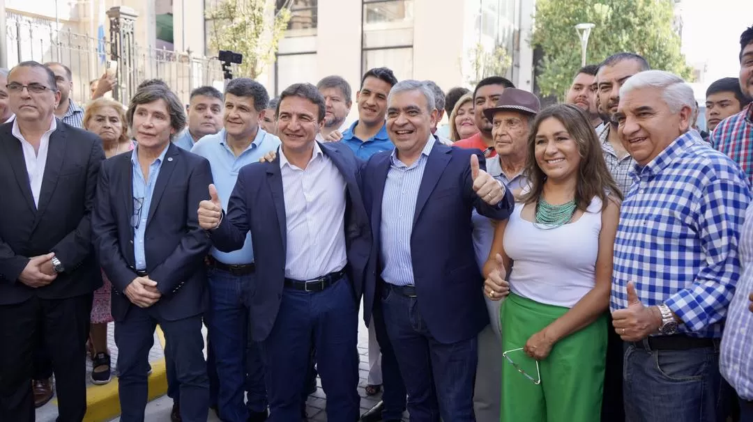 EN CAMPAÑA. Roberto Sánchez, líder de la UCR, y Germán Alfaro, del PJS, en un recorrido de campaña. Foto de Prensa Municipal