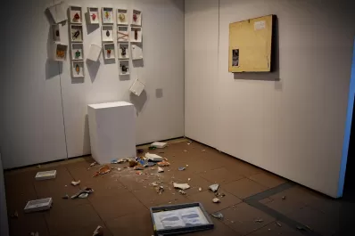 Video: un grupo religioso destrozó una muestra de arte en el marco del 8M por considerarla ofensiva