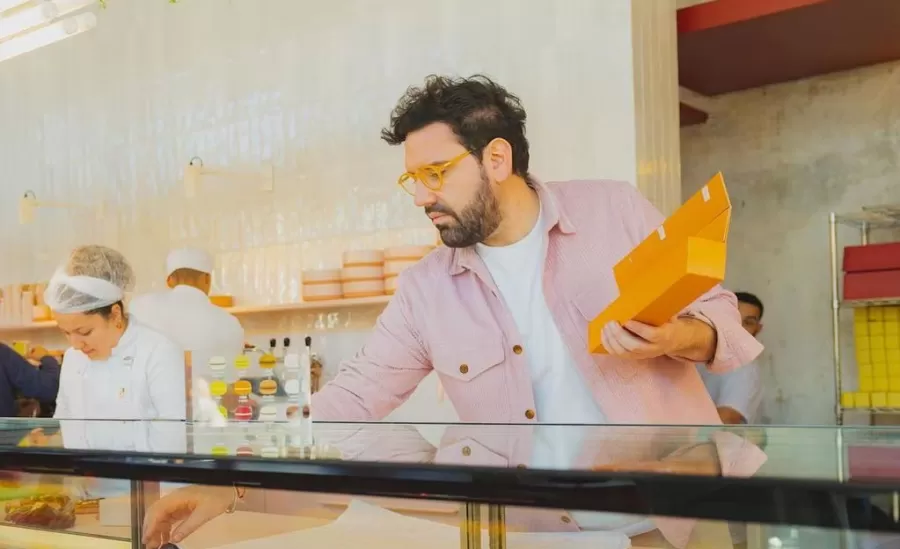 Damián Betular en su local de Betular Patisserie” ubicado en Villa Devoto.