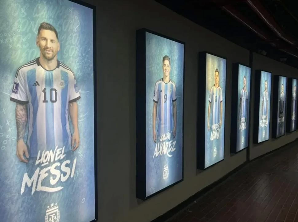 GLAMOUR. En el Monumental están listas las gigantografías de los campeones. 