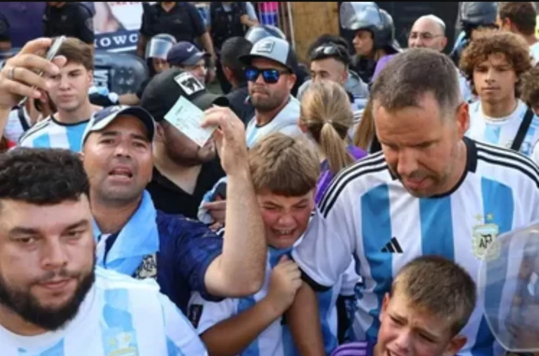 La desazón de los niños y adultos que se quedaron afuera del estadio.