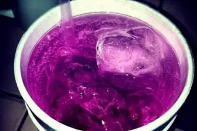 Qué es el Purple Drank, el peligroso trago que consumen los jóvenes argentinos y que puede provocar la muerte
