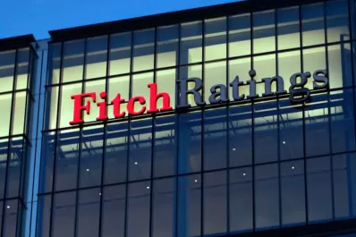 Una calificadora advirtió que el gobierno de Milei debe levantar el cepo y sostener el ajuste