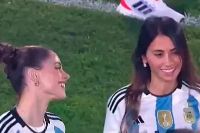 ¿Fin de los rumores? La buena onda entre Antonela Roccuzzo y Tini Stoessel en el festejo de la Selección Argentina