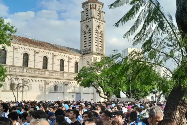 Contrastes: la caravana feliz y el dolor de los estafados