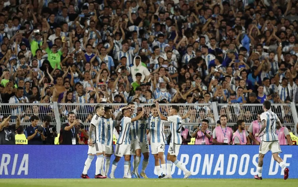 TODOS FELICITAN A ALMADA. El 1 a 0 provocó el tan esperado grito de gol en el Monumental.  