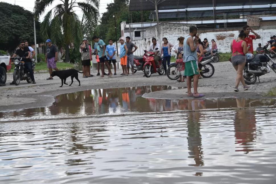 NO SE VEN LAS CALLES. El agua inundó los caminos de los pueblos del sur; los vecinos no pudieron transitar por rutas debido a los desbordes. 