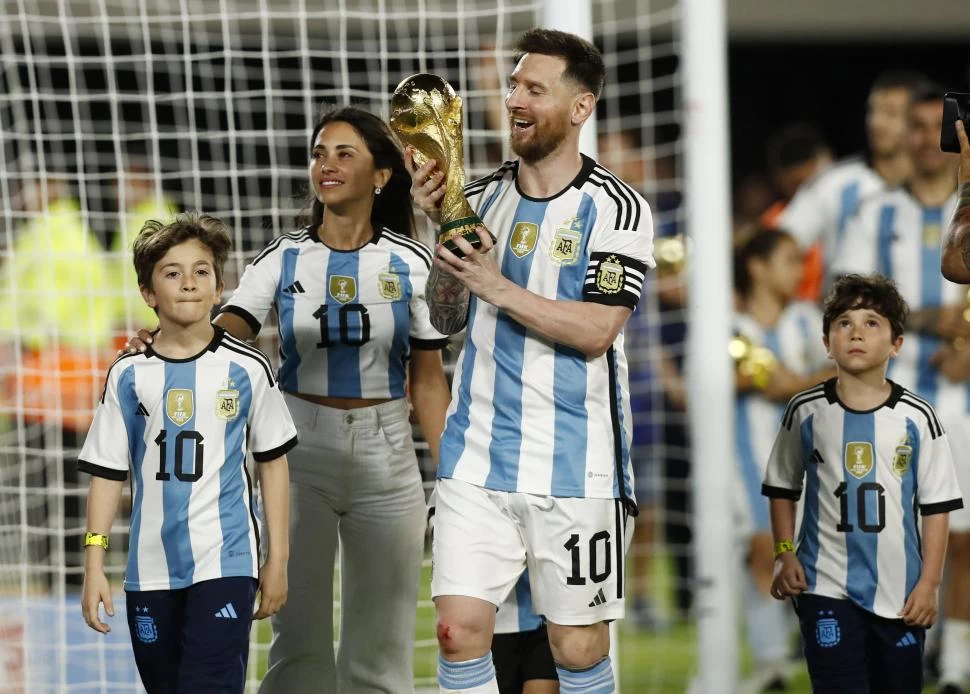 EL HOMBRE MÁS FELIZ DEL MUNDO. La Copa, Antonella, los chicos, la cinta de capitán, la multitud aclamándolo, la vuelta olímpica... ¿Qué más puede esperar Lionel Messi? Anoche sus gestos fueron contagiosos: imposible no llorar junto a él. Fotos Reuters