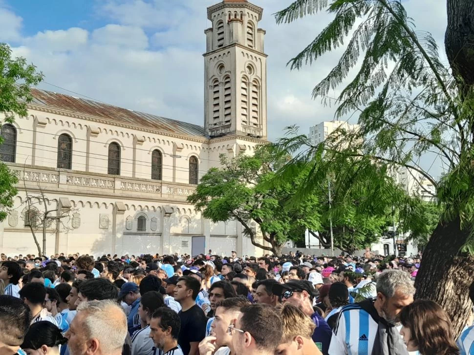 PEREGRINOS. Los hinchas llegaron desde bien temprano.   