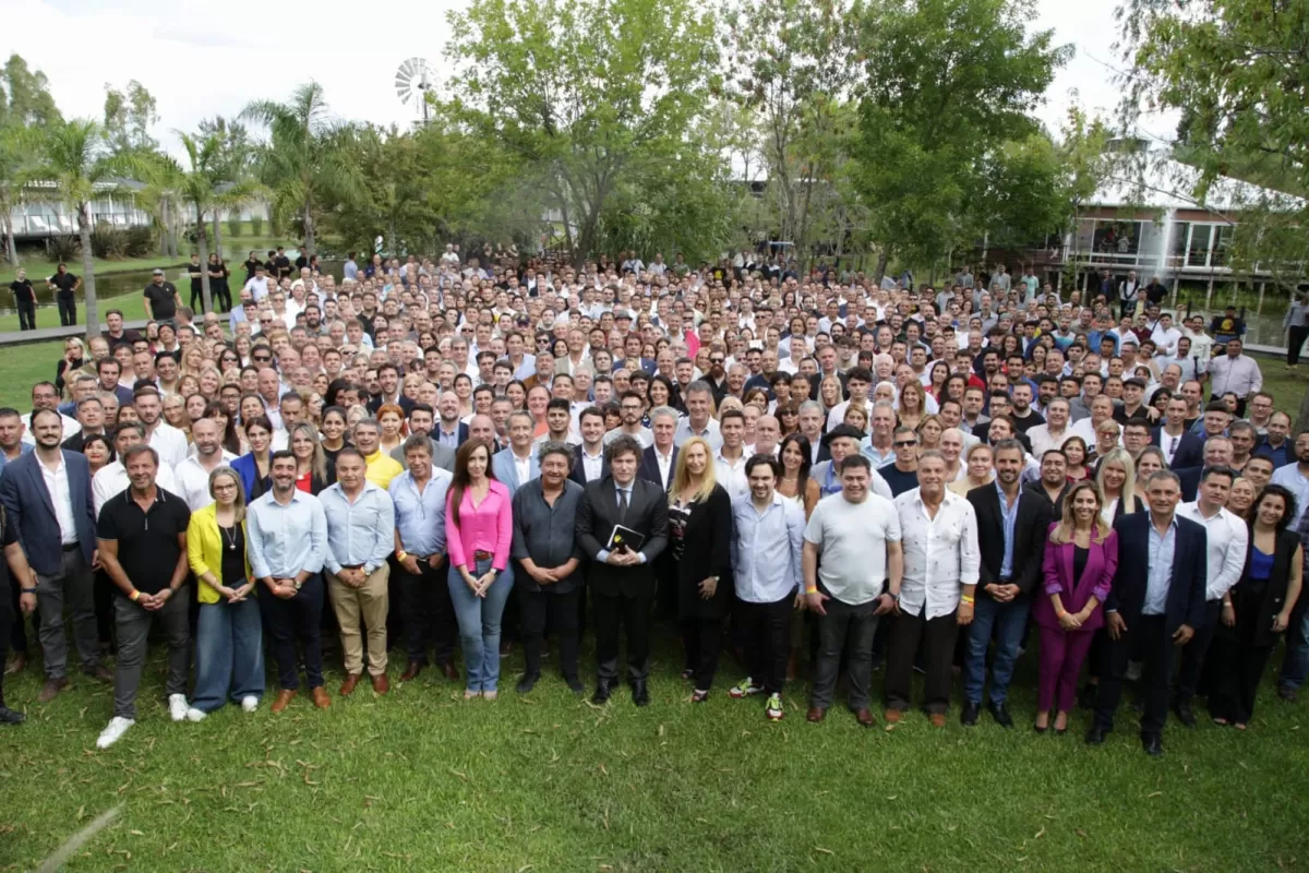 Ricardo Bussi participó de un encuentro nacional de dirigentes que apoyan a Milei