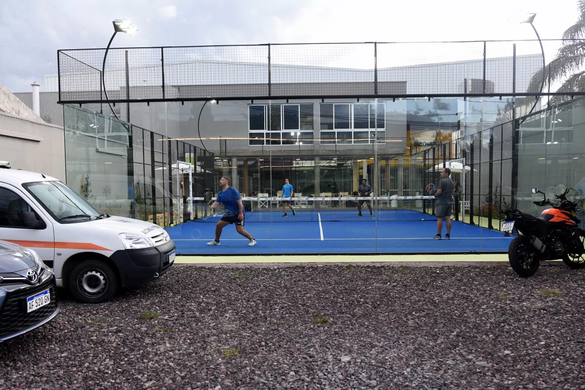 EL RESULTADO DE UN EMPRENDEDOR. Mad Pádel Club es un complejo vistoso con cuatro canchas con iluminación (tres de ellas techadas) ubicado en Boulevard 9 de Julio 1.153.  