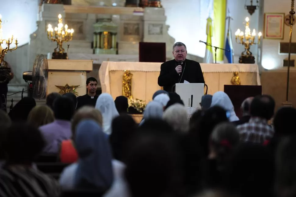 EN LA MERCED. El nuncio apostólico tuvo ayer su primer encuentro con laicos y consagrados de Tucumán. LA GACETA / FOTOS DE DIEGO ÁRAOZ