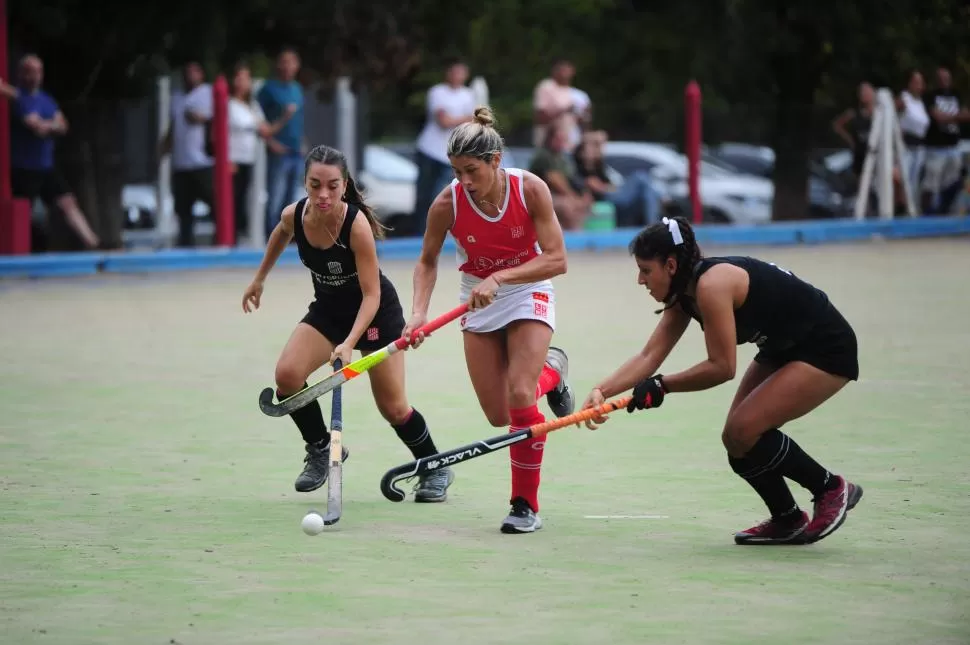 PRESIÓN. Jimena Ovejero (Los Tarcos) maneja la bocha entre dos rivales. 