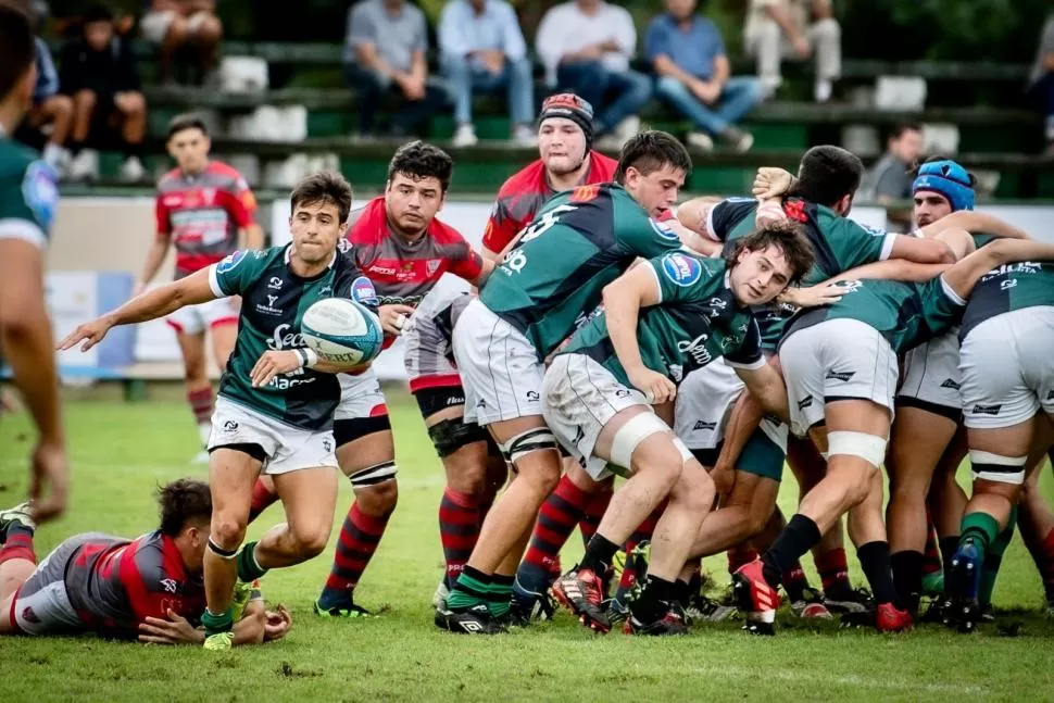 SALIDA. Santiago Paz Posse abre juego tras un scrum. El hábil medio scrum de Tucumán Rugby es uno de los trymen del Regional, con tres conquistas. Foto de Christian Mas