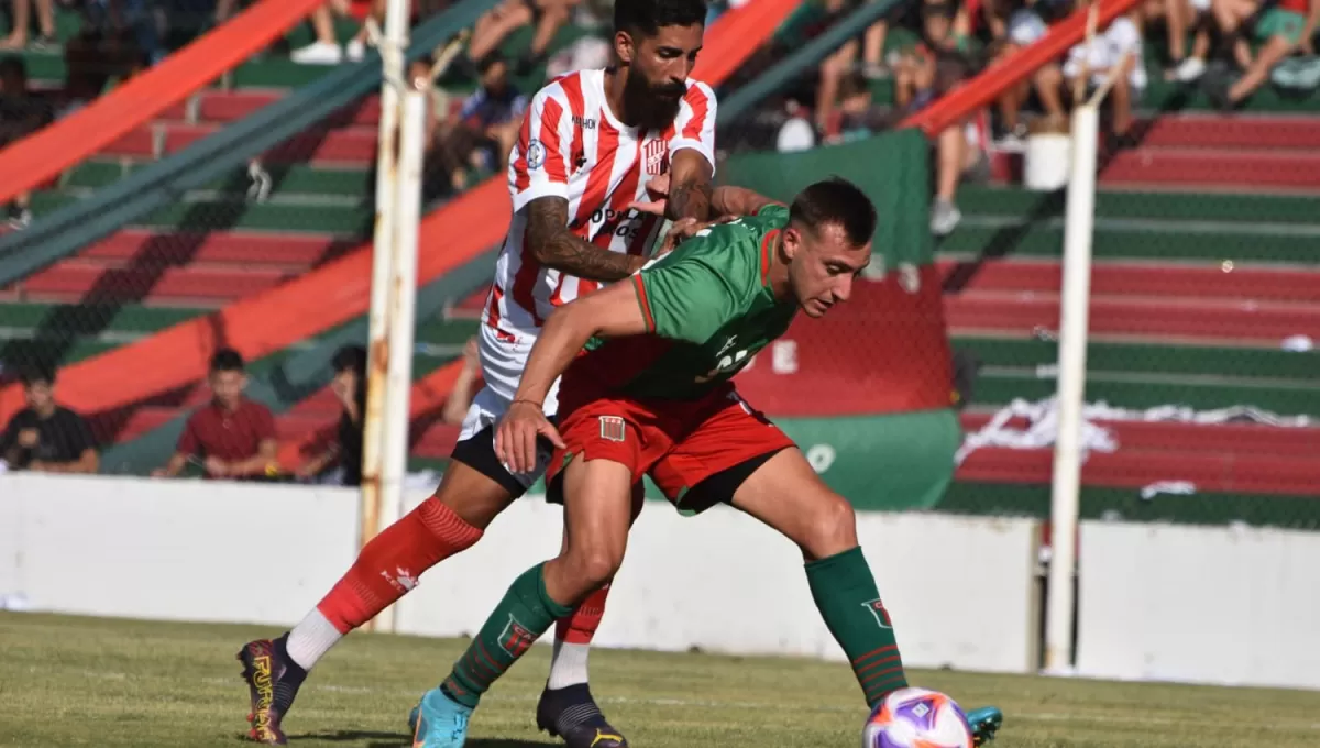 FRICCIÓN. Orellana y Diellos intentan hacerse con el balón.